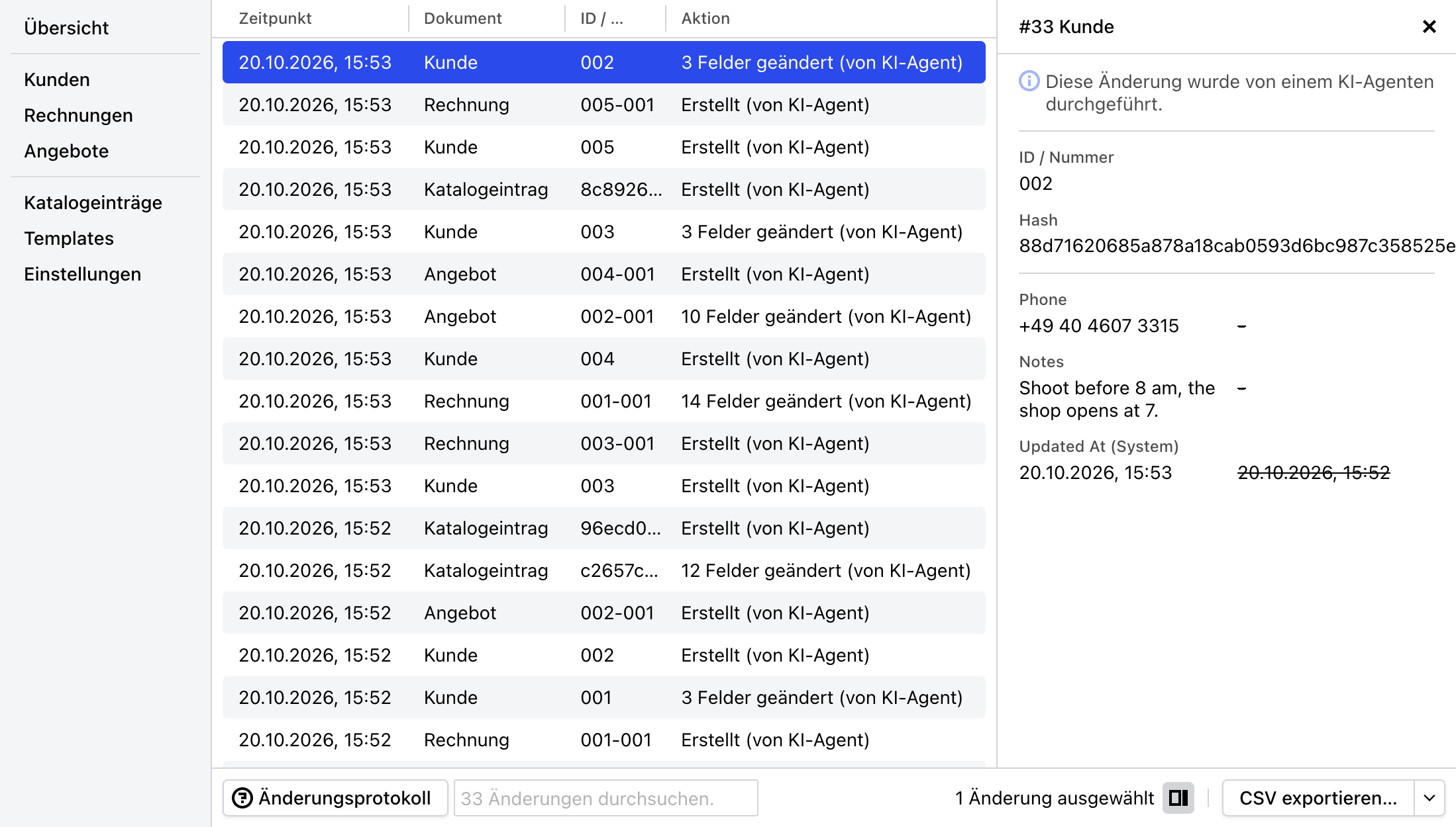 Änderungsprotokoll in Cakedesk mit Änderungen, die als „von KI-Agent“ markiert sind, und geöffneten Details einer Kundenänderung mit dem Hinweis „Diese Änderung wurde von einem KI-Agenten durchgeführt.“