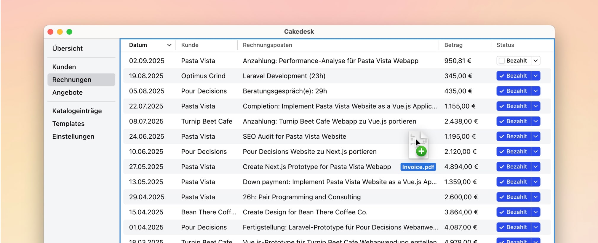 Cakedesk Rechnungsübersicht mit einer PDF-Datei, die per Drag & Drop importiert wird